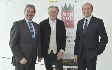 Landesrat Mag. Karl Wilfing, Folke Tegetthoff und Bernhard Lackner von der NÖ Versicherung präsentierten das neue Programm des Erzählkunstfestivals „fabelhaft!Niederösterreich“ (v.l.n.r.).