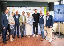 Bei der Pressekonferenz zur „Starnacht aus der Wachau 2025“ (v.l.n.r.): Bernhard Schröder (Geschäftsführer Donau Niederösterreich Tourismus), Michaela Zeiler (Themen- und Partnermanagement bei der NÖ Werbung), Veranstalter Martin Ramusch (ipImedia marketing GmbH), Alexander Hofer (Landesdirektor ORF NÖ), Landeshauptfrau Johanna Mikl-Leitner, Musiker Alexander Eder, Josef Wildam (Bürgermeister von Rossatz) und Martin Gastinger (ORF Unterhaltungschef).