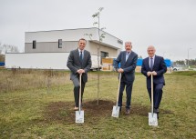 (v.l.) Landesrat Jochen Danninger, Bürgermeister Klaus Schneeberger und ecplus-Geschäftsführer Helmut Miernicki bei Pflanzung des 51. Baumes am Gelände des ÖkoWirtschaftsparks Föhrenwald.