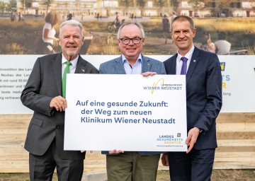Bürgermeister Klaus Schneeberger, LH-Stellvertreter Stephan Pernkopf; und DI Alfred Zens, MBA Vorstand NÖ Landesgesundheitsagentur
