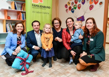 LAbg. Doris Schmidl (Obfrau des NÖ Familienbundes), Bürgermeister Wolfgang Benedikt, Familien-Landesrätin Christiane Teschl-Hofmeister, Leiterinnen Gabriele Timko und Lisa Ecker mit den Kindern Mariella und David bei der Eröffnung des neuen Eltern-Kind-Zentrums in Kirchberg/Wagram (v.l.n.r.)