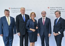 (v.l.) Thomas Henzinger, Präsident ISTA, Landesrat Martin Eichtinger, Landeshauptfrau Johanna Mikl-Leitner, Außenminister Alexander Schallenberg und Generalsekretär Peter Launsky-Tieffenthal nach der offiziellen Eröffnung der Botschafterkonferenz am ISTA in Klosterneuburg.