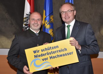 Landtagsabgeordneter Josef Balber und LH-Stellvertreter Stephan Pernkopf freuen sich über den Start des Hochwasserschutzprojektes Triesting-Rückhaltebecken.
