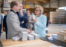 Landeshauptfrau Johanna Mikl-Leitner mit (v.l.) Geschäftsführer Karl Winkler und WKNÖ-Vizepräsident Christian Moser beim Firmenrundgang.