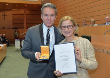 Landeshauptfrau Johanna Mikl-Leitner überreichte das Große Ehrenzeichen für Verdienste um das Bundesland Niederösterreich an Alfons Haider.