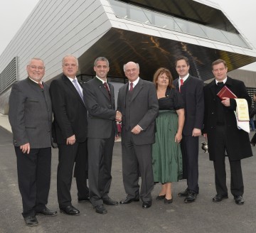 NÖ Weinbaupräsident Franz Backknecht, Bürgermeister Dr. Reinhard Resch, Weinbauschul-Direktor DI Dieter Faltl, Landeshauptmann Dr. Erwin Pröll, Stadträtin Mag. Alice Schopper, Weinbaupräsident Johannes Schmuckenschlager und Stadtpfarrer Mag. Franz Richter vor dem neuen Weinkompetenzzentrum der Wein- und Obstbauschule Krems. (v.l.n.r.)