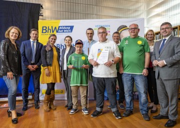 Von links nach rechts: Landesrätin Christiane Teschl-Hofmeister, Gerald Poyssl (GF Gemeindebund NÖ & Jurymitglied), Ines Bamberger (GF Gehörlosenverband NÖ & Jurymitglied), Ulrike Vitovec (GF Museumsmanagemant GmbH & Jurymitglied & Jurymitglied), Harald Fiedler (GF Trotz-Dem e.U. & Jurymitglied), die Vertreter der „SV Göllersdorf Champions“, Therese Reinel (GF BhW Niederösterreich) und Landesrat Ludwig Schleritzko