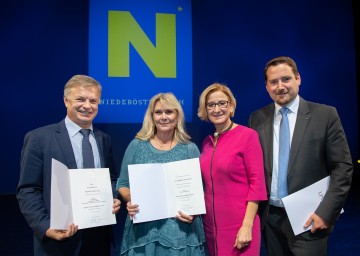 Im Bild von links nach rechts: Reinhard Meißl, Leiter der Gruppe Finanzen, Christina Eichberger vom Universitätsklinikum Tulln, Landeshauptfrau Johanna Mikl-Leitner und Hans Zöhling, Obmann der Landespersonalvertretung.