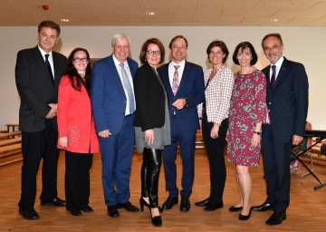 Bildungs-Landesrätin Christiane Teschl-Hofmeister und Bürgermeister Martin Michalitsch mit Festgästen bei der Eröffnung der neugestalteten Volks- und Mittelschule der Gemeinde Eichgraben.