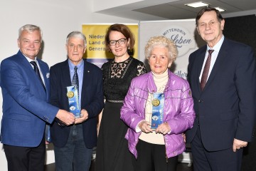 Senioren-Landesrätin Christiane Teschl-Hofmeister ehrte gemeinsam mit Herbert Nowohradsky, Landesobmann der NÖ Senioren, und Johann Bauer, Landespräsident des Pensionistenverbandes NÖ, unter anderem die Seniorensportlerin Johanna Stangl und den Seniorensportler Hans Plasch für ihre beeindruckenden sportlichen Leistungen