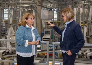 Landeshauptfrau Johanna Mikl-Leitner im Gespräch mit Geschäftsführerin Birgitt Hammerl.