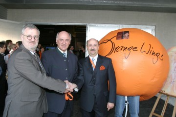Neues Beherbergungskonzept: In Wiener Neustadt wurde nun ein weiteres „Orange Wings“ eröffnet, das vom niederösterreichischen Unternehmen List in Olbersdorf errichtet wurde. Im Bild LH Pröll mit den Geschäftsführern des Unternehmens.