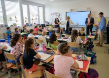 Landeshauptfrau Johanna Mikl-Leitner mit einer Schulklasse des neue Schulcampus in Strasshof.