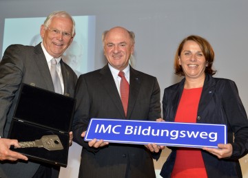 Landeshauptmann Dr. Erwin Pröll und die beiden IMC-Geschäftsführer Dr. h.c. Heinz Boyer und Mag. Ulrike Prommer bei der Eröffnung des Erweiterungsbaus der IMC Fachhochschule Krems.