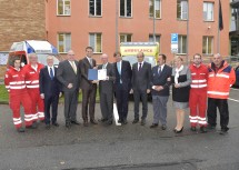 Grenzüberschreitende Zusammenarbeit zwischen dem Land Niederösterreich und dem tschechischen Kreis Südböhmen: Kreishauptmann Mgr. Ji&#345;í Zimola und Landeshauptmann Dr. Erwin Pröll (Mitte, mit Vertrag) mit den Delegationsmitgliedern und Rettungskräften.