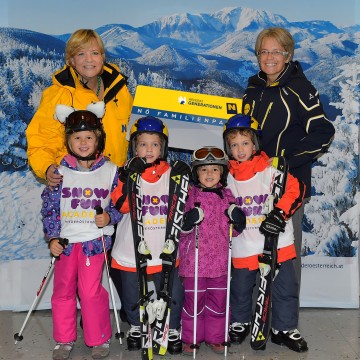 Die beiden Landesrätinnen Barbara Schwarz (links) und Petra Bohuslav (rechts) freuen sich mit Aurelia, Alexander, Magdalena und Maximilian auf familienfreundlichen Pistenspaß.