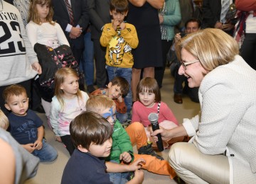 Landeshauptfrau Johanna Mikl-Leitner mit den Kindern des Landeskindergartens St. Andrä-Wördern bei der Eröffnung des neuen Hauses