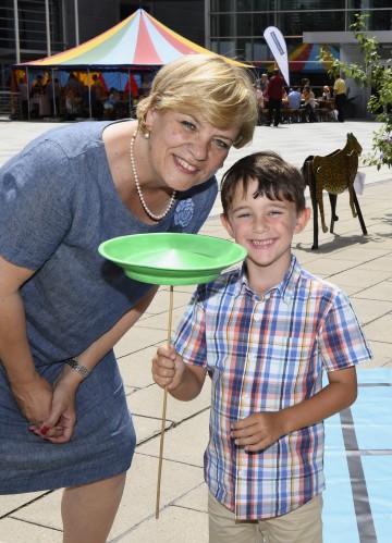 Landesrätin Barbara Schwarz freut sich mit den Kindern über ein großes Angebot an Ferienprogrammen in Niederösterreich.