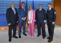 (v.l.) Vizebürgermeister Joachim Köll, Bürgermeister Jochen Bous, Landeshauptfrau Johanna Mikl-Leitner, FF-Kommandant Franz Schremser und FF-Kommandant-Stellvertreter Gernot Toplitsch.