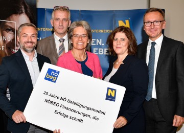 NÖ Beteiligungsmodell seit 25 Jahren auf Erfolgskurs. Im Bild von links nach rechts: Philipp Baumgartner von der Möbelmanufaktur Baumgartner,  Josef Pichler vom Landhotel Wachau Pichler, Landesrätin Petra Bohuslav sowie die beiden NÖBEG-Geschäftsführer Doris Agneter und Stefan Chalupa