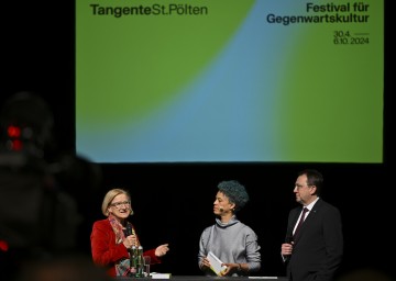 Programmpräsentation der „Tangente St. Pölten“ in der Bühne im Hof in St. Pölten: Landeshauptfrau Johanna Mikl-Leitner und St. Pöltens Bürgermeister Matthias Stadler im Kreis der Projektverantwortlichen, Kooperationspartner und Sponsoren.