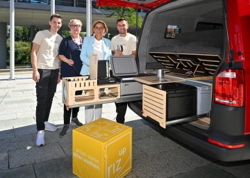 Landeshauptfrau Johanna Mikl-Leitner und riz up Geschäftsführerin Petra Patzelt mit den beiden Gründern Paul Schneider und Lothar Gallistl