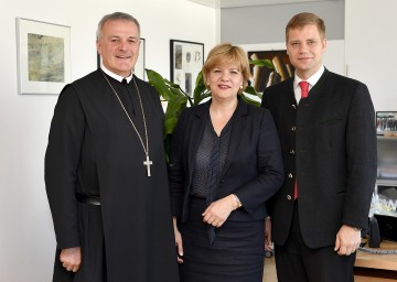 Abt Wolfgang Maria Hagl von der Benediktinerabtei Metten, Landesrätin Barbara Schwarz und Bezirkstagspräsident Olaf Heinrich von Niederbayern in St. Pölten (v.l.n.r.)