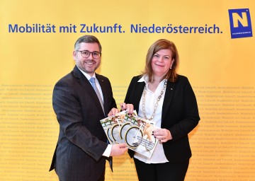 Landesrat Ludwig Schleritzko und Petra Schön, Regionalstellenleiterin des Klimabündnisses Niederösterreich, präsentierten in St. Pölten Maßnahmen zur Attraktivierung des Fußgänger- und Radverkehrs in Niederösterreich.