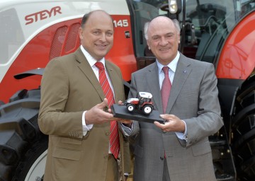 Landeshauptmann Dr. Erwin Pröll mit dem Präsidenten und CEO von Case IH und Steyr, Ing. Andreas Klauser (v.r.n.l.)