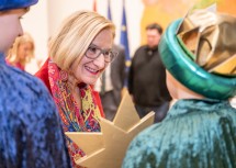 Landeshauptfrau Johanna Mikl-Leitner freut sich über den Besuch der Heiligen Drei Könige in ihrem Büro.