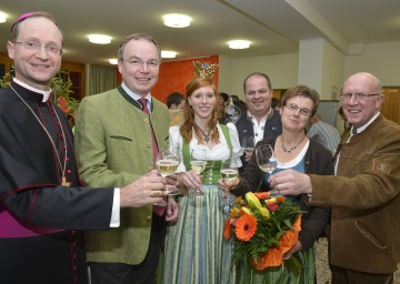 Weintaufe in der Landwirtschaftlichen Fachschule Tulln: Weihbischof Stephan Turnovszky, Landesrat Dr. Stephan Pernkopf, Weinkönigin Anna Greil, Gabriele und Johann Gill, Direktor Josef Meisl (v.l.n.r.)