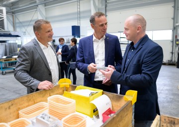 Landesrat Jochen Danninger im Gespräch mit der Geschäftsführung – Reinhard Gruber (rechts) und Franz Schachner (links).