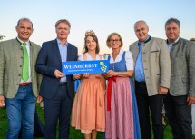 (v.l.n.r.) Landtagabgeordneter Otto Auer, Michael Duscher (Geschäftsführer NÖ Werbung), Weinkönigin Laura Hummel, Landeshauptfrau Johanna Mikl-Leitner, Franz Glock (Bürgermeister Göttlesbrunn-Arbesthal) und Leopold Müller (Vizepräsident NÖ Weinbauverband).