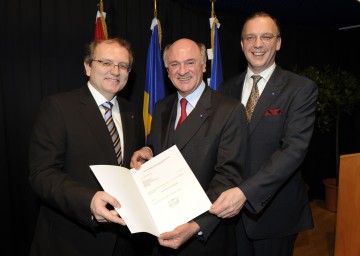 Landeshauptmann Dr. Erwin Pröll mit dem neuen Bezirkshauptmann von Wiener Neustadt, Mag. Andreas Strobl, (links) und dessen Vorgänger Dr. Philip Enzinger (rechts).