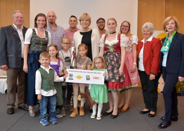 Im Bild zweite Reihe von links nach rechts: Herbert Farthofer, Marlene Fuhrmann, Helmut Fuhrmann, Marc Dober, Landesrätin Barbara Schwarz, Herbert Milich, Isabella Dober, Astrid Milich, Henriette Farthofer, Landesvorsitzende "Frau in der Wirtschaft" Waltraud Rigler 
<br />

<br />
Im Bild erste Reihe Kinder von links nach rechts: Oskar Fuhrmann, Johanna Fuhrmann, Michelle Milich, Janine Milich, Livia Dober
<br />
