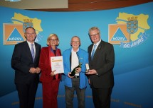 Zweiter Präsident des NÖ Landtages Gerhard Karner, Landeshauptfrau Johanna Mikl-Leitner, Leo Gabloner, der mit der Goldenen Verdienstmedaille ausgezeichnet wurde, und Christoph Kainz, Präsident des NÖ Zivilschutzverbandes (v.l.n.r.)