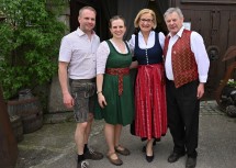 Landeshauptfrau Johanna Mikl-Leitner mit der Familie Hauer.