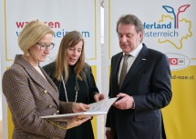 (v.l.) Landeshauptfrau Johanna Mikl-Leitner, Gründerin Daniela Schwarz und WKNÖ-Präsident Wolfgang Ecker im Gespräch über die „Initiative Gründerland Niederösterreich“.