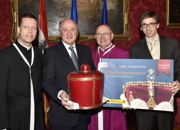 Kustos Dr. Nicolaus Buhlmann, Landeshauptmann Dr. Erwin Pröll (mit dem Etui des Erzherzogshutes), Abtprimas Mag. Bernhard Backovsky, Wirtschaftsdirektor Mag. Andreas Gahleitner.