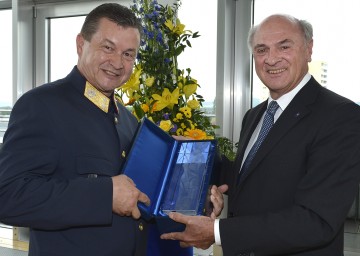 Landeshauptmann Dr. Erwin Pröll mit Arthur Reis, nunmehr Leiter der Sicherheitsakademie in Traiskirchen.
