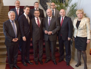 Arbeitstreffen in Mikulov: Landeshauptmann Dr. Josef Pühringer (Oberösterreich), Außenminister Sebastian Kurz (Österreich), Außenminister S.E. PHDr. Lubomír Zaorálek (Tschechische Republik), Landeshauptmann Dr. Erwin Pröll (Niederösterreich), JUDr. Michael Hašek (Südmährischer Kreis) und Ivana Stráská (Südböhmischer Kreis; vorne) sowie Dr. Ferdinand Trauttmansdorff (Botschafter der Republik Österreich in Prag), MUDr. Jiří Běhounek (Vysočina) und S.E. Jan Sechter (Botschafter Tschechische Republik; hinten).