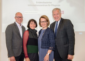 Martin Fangmeyer, Leiter des "Informationszentrums für Pflege",  Anna Glechner, Leiterin des "Informationszentrums für Ärzte", Landesrätin Christiane Teschl-Hofmeister und Landesrat Martin Eichtinger präsentierten das neue "Informationszentrum für Pflege" (v.l.n.r.)