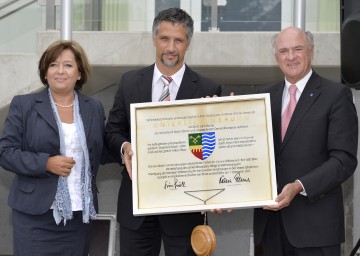 Gemeindewappen-Verleihung in Untersiebenbrunn: Landeshauptmann Dr. Erwin Pröll, Bürgermeister Rudolf Plessl, Landeshauptmann-Stellvertreterin Mag. Karin Renner.