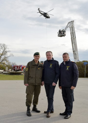 Landeskatastrophenschutzübung in Eggendorf: Brigadier Mag. Rudolf Striedinger, Militärkommandant von Niederösterreich, der für Katastrophenschutz zuständige Landesrat Dr. Stephan Pernkopf und Landesfeuerwehrkommandant Dietmar Fahrafellner, MSc. (v.l.n.r.)