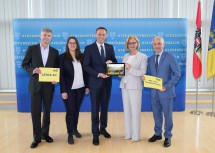 Maria Enzersdorf ist Pilotgemeinde (v.l.n.r.): Johannes Jax, Laura Martin, Landesrat Jochen Danninger, Landeshauptfrau Johanna Mikl-Leitner und Bürgermeister Johann Zeiner.