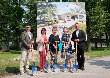 (v.l.n.r.) Ortsvorsteher Manuel Scherscher, Stadträtin Elisabeth Asanger, Familien-Landesrätin Christiane Teschl-Hofmeister, Kindergartenleiterin Michaela Hofmarcher und Bürgermeister Christian Haberhauer.