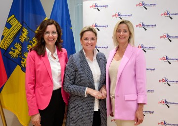 Im Bild von links nach rechts: Isabella Mittelstrasser vom Verein Pro Konsument, Landesrätin Susanne Rosenkranz und Sandra Nowak vom Verein Pro Konsument 