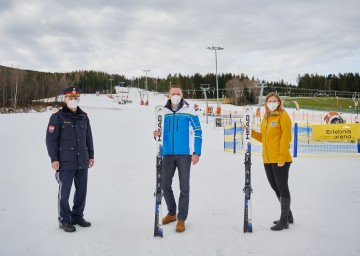 Landespolizeidirektor Franz Popp, Tourismuslandesrat Jochen Danninger und Isabella Hinterleitner, Projektleiterin der Taskforce (v.l.n.r.) 