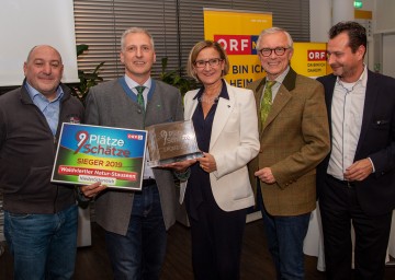 Offizielle Übergabe des Preises "9 Plätze - 9 Schätze" : Rudi Roubinek, Juror, Bürgermeister Gerhard Wandl, Landeshauptfrau Johanna Mikl-Leitner, ORF-Landesdirektor Norbert Gollinger und ORF 2 Channelmanager Alexander Hofer (v.l.n.r.)