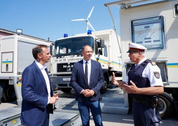 Erfreuliche Zwischenbilanz seit Februar 2021: Landesrat Jochen Danninger, Abteilungsleiter Georg Hönig und Oberst Willy Konrath besichtigten den Prüfzug der Kfz-Prüfstelle des Landes (v.l.n.r.)